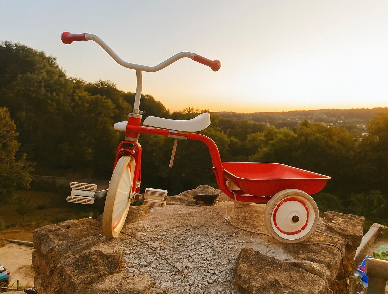 Luxury gîte Le Vélo Rouge & Gîte Le Vélo Bleu at Le Petit Domaine in South West France with stone house, private terrace, vegetable garden, kids swimming pool, free parking & air conditioning.